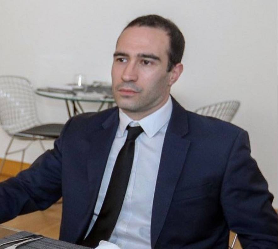 Мартин Райан в деловом костюме до ареста в Азербайджане