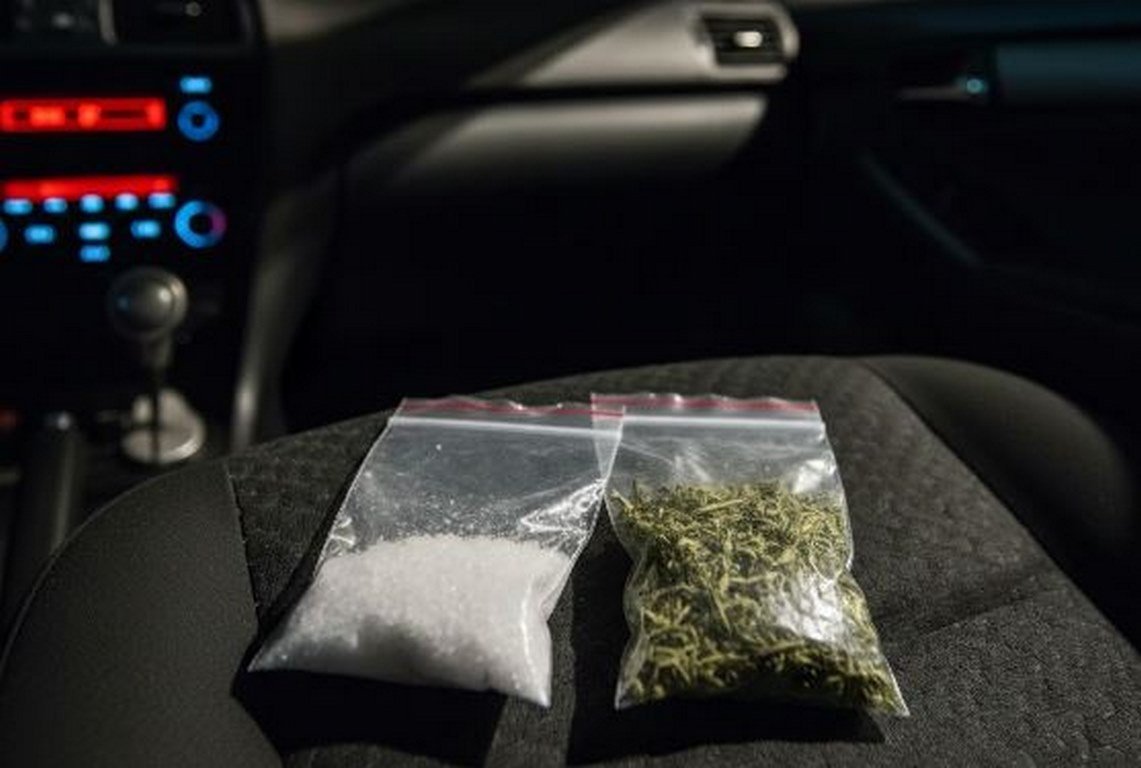 Изъятые наркотические вещества в пакетах, обнаруженные в салоне автомобиля при задержании во Варне