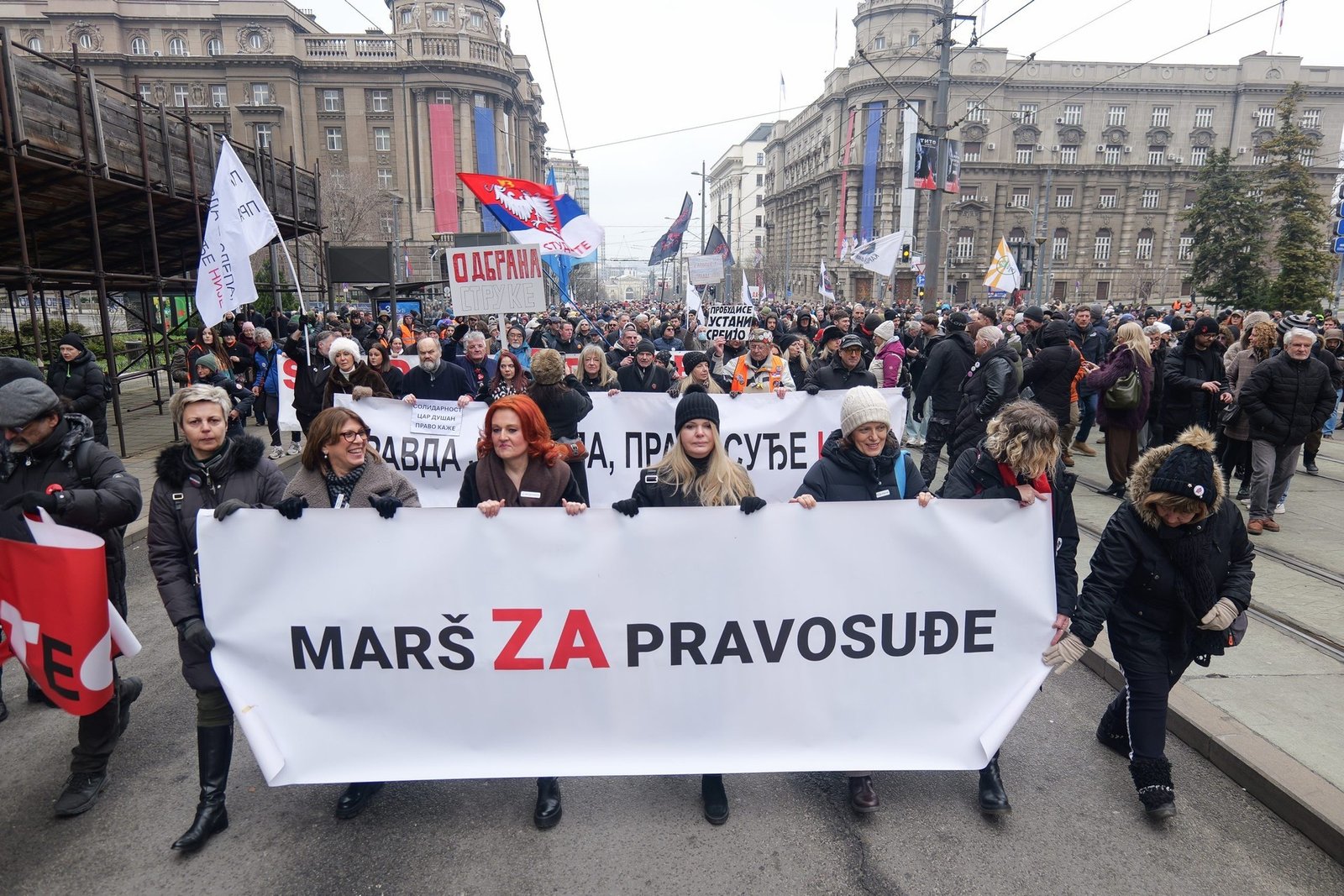 Массовый протестный марш в Белграде с транспарантом «Marš za pravosuđe» (Марш за правосудие) и сербскими флагами. Фото: European Western Balkans