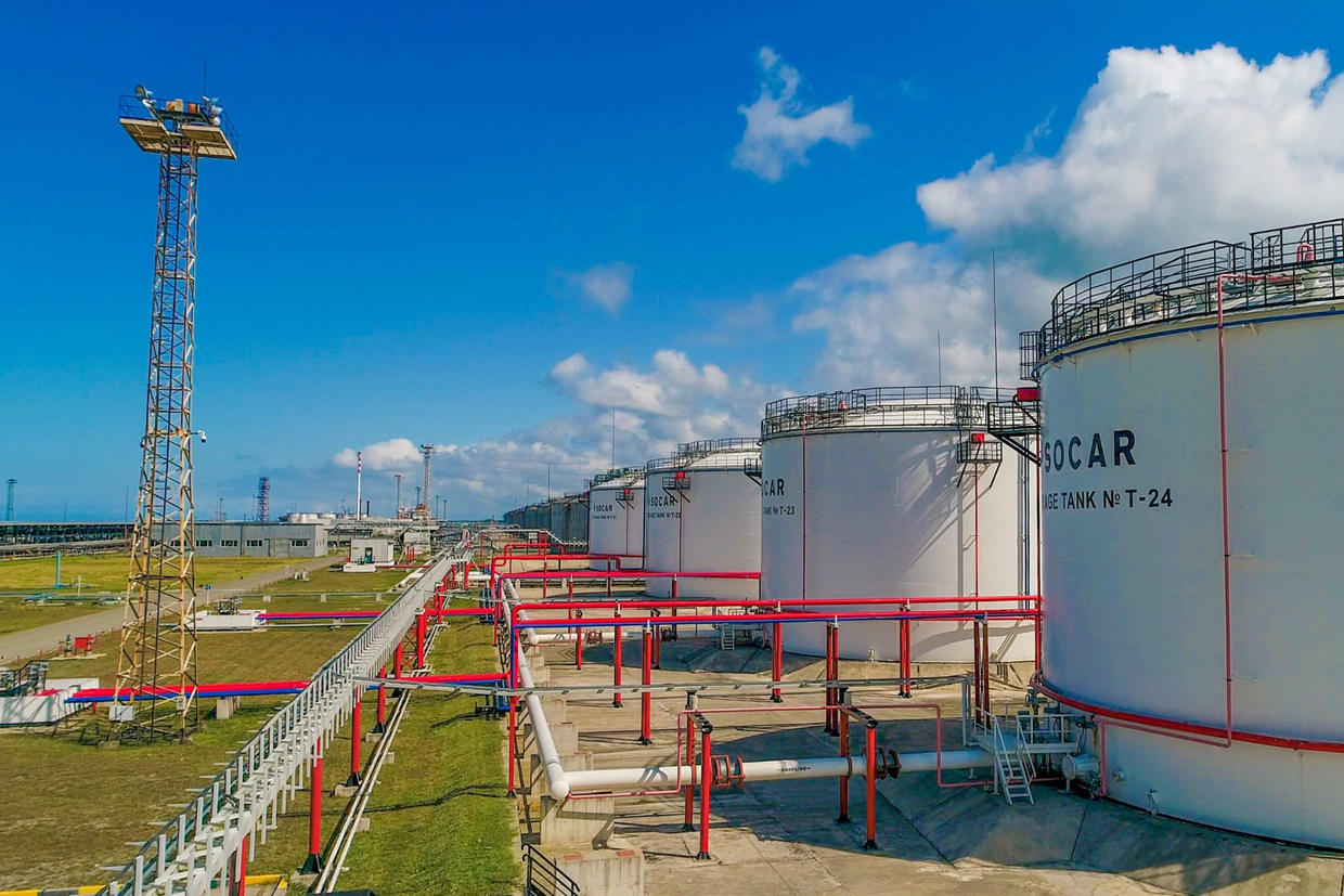 Резервуары SOCAR на нефтяном терминале Кулеви с трубопроводной инфраструктурой