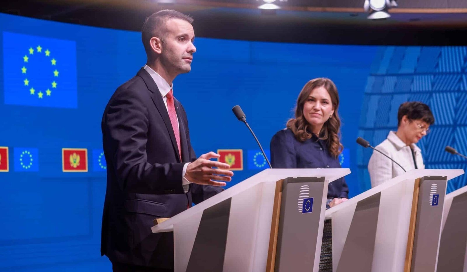 Премьер-министр Черногории Милойко Спаич выступает на пресс-конференции в здании Совета ЕС в Брюсселе на фоне флагов Черногории и Евросоюза