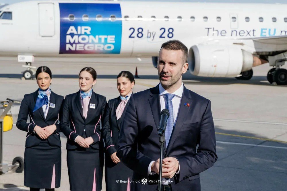 Премьер-министр Черногории Милойко Спаич выступает на фоне самолёта Air Montenegro