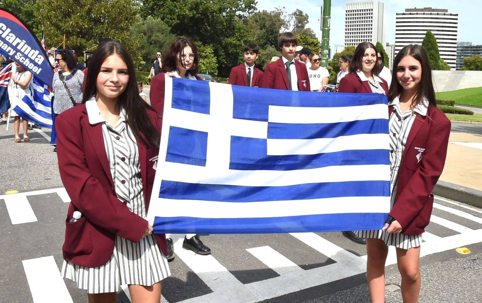 Ученики греческой школы Мельбурна несут греческий флаг на параде