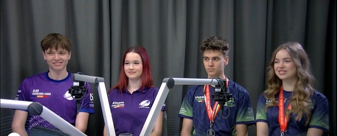 Участники команд CyberMoon и Team CSH по робототехнике во время интервью на Radio România Timișoara