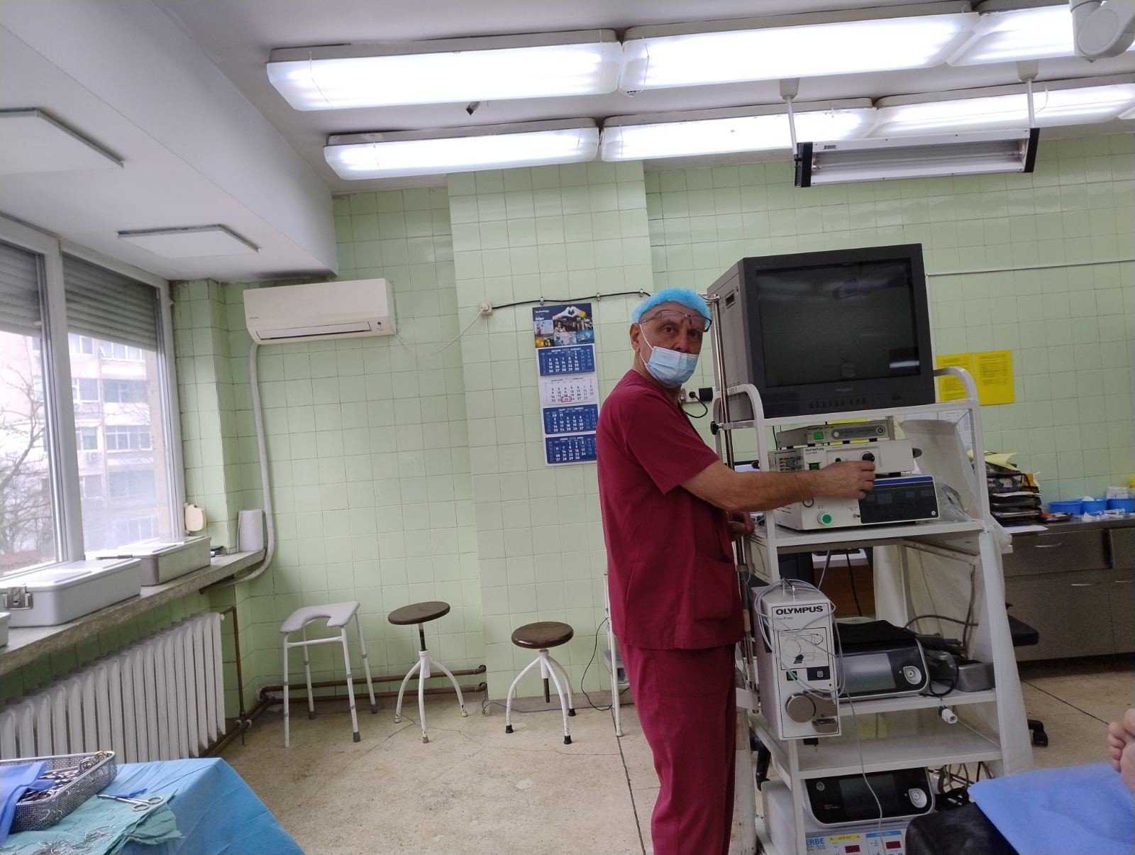 Хирург в операционной рядом с лапароскопическим оборудованием в больнице Шумена