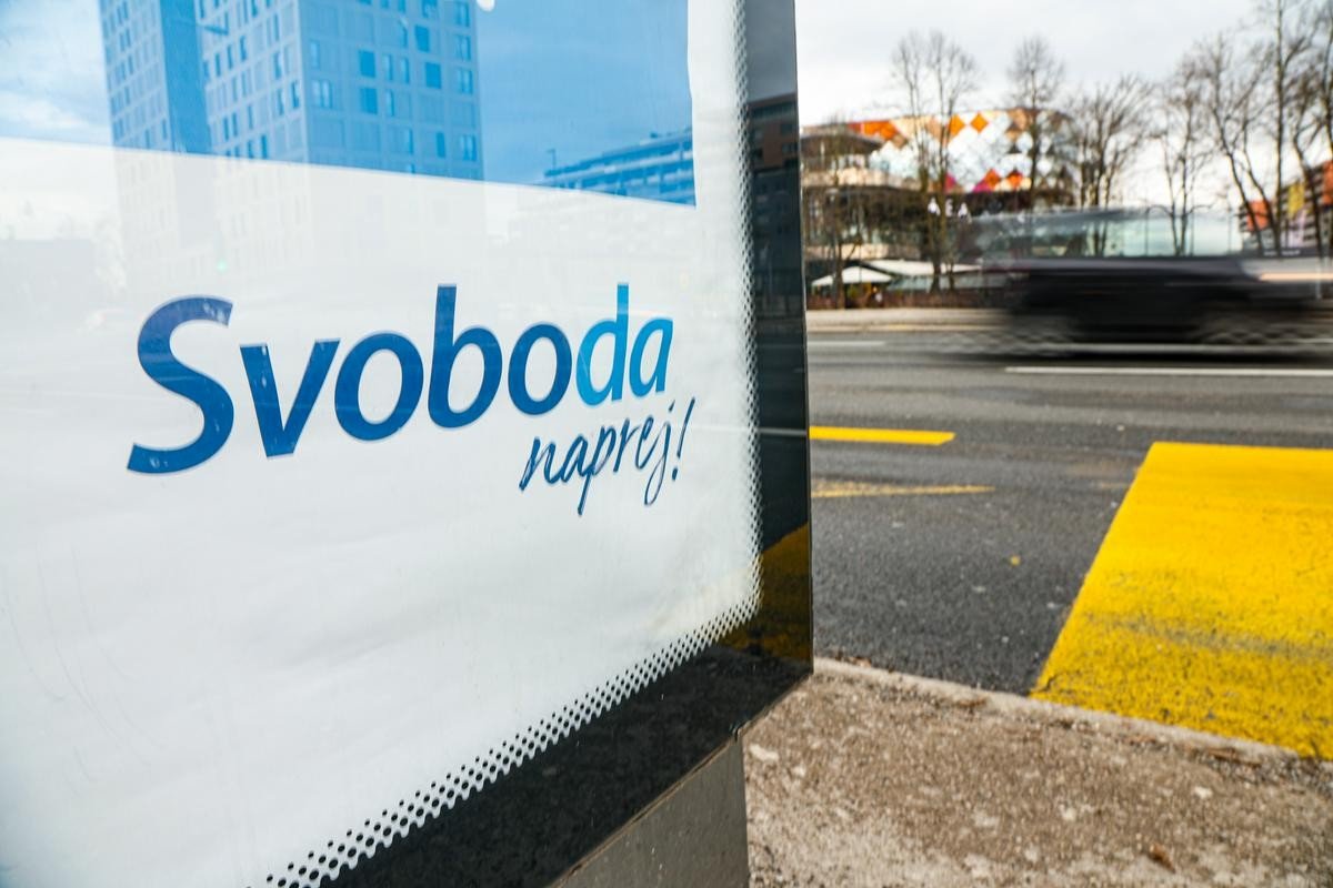 Предвыборный плакат партии «Свобода» на автобусной остановке в Любляне на фоне городских зданий