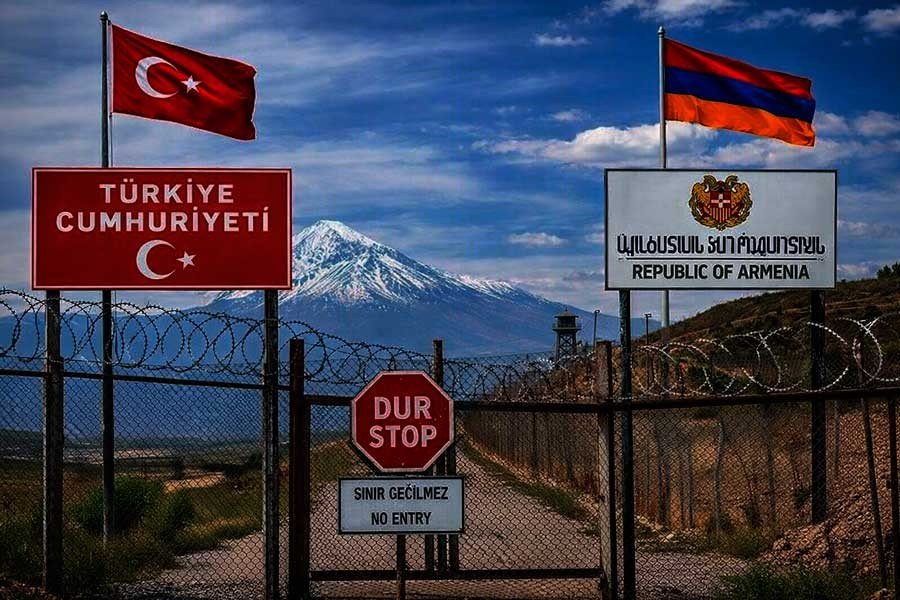 Пограничный переход между Турцией и Арменией с флагами обеих стран и горой Арарат на заднем плане. Фото: News.az