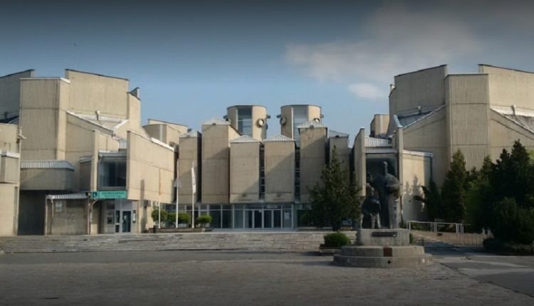 Здание филологического и философского факультетов Университета имени Кирилла и Мефодия (УКИМ) в Скопье