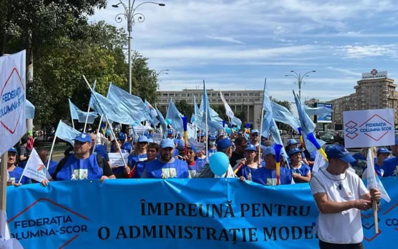 Работники госсектора Румынии из федерации Columna-SCOR вышли на марш в Бухаресте с транспарантом «Вместе за современную администрацию» в знак протеста против массовых увольнений