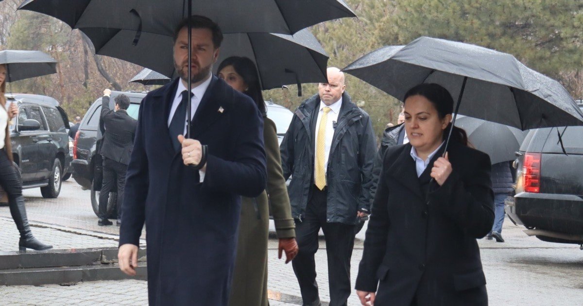 Джей Ди Вэнс с супругой и Эдита Гзоян прибывают к мемориалу Цицернакаберд