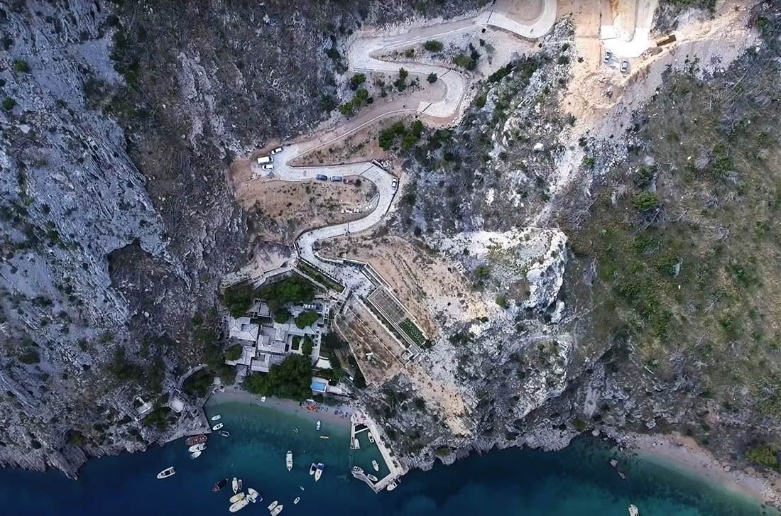 Аэросъёмка бухты Вруя с дрона — видны масштабы незаконного строительства вдоль крутых прибрежных скал