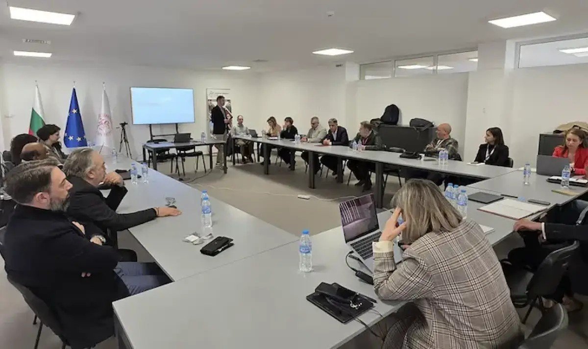 Презентация проекта ZAHYR в конференц-зале Тракийского университета с флагами Болгарии и ЕС