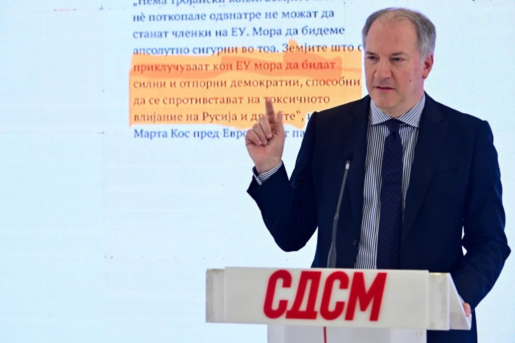 Депутат Илия Жерновски на пресс-конференции СДСМ с цитатой Марты Кос о российском влиянии на экране