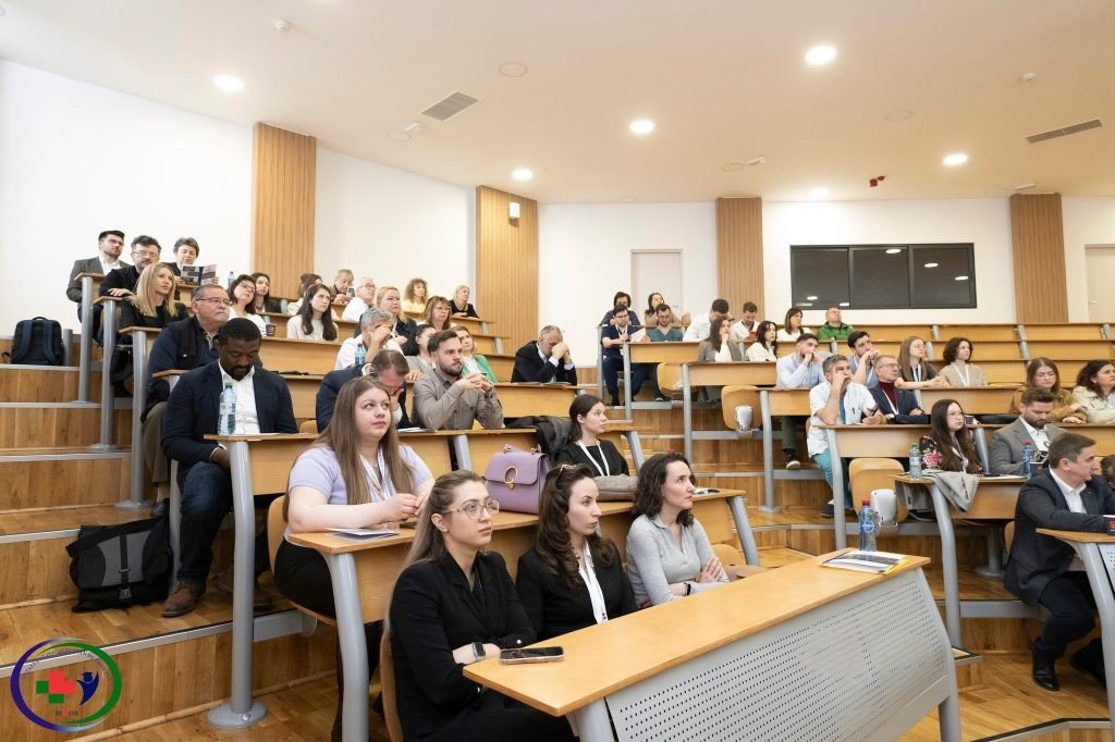 Переполненный зал амфитеатра во время Медицинских дней окружной больницы Бихор в Ораде