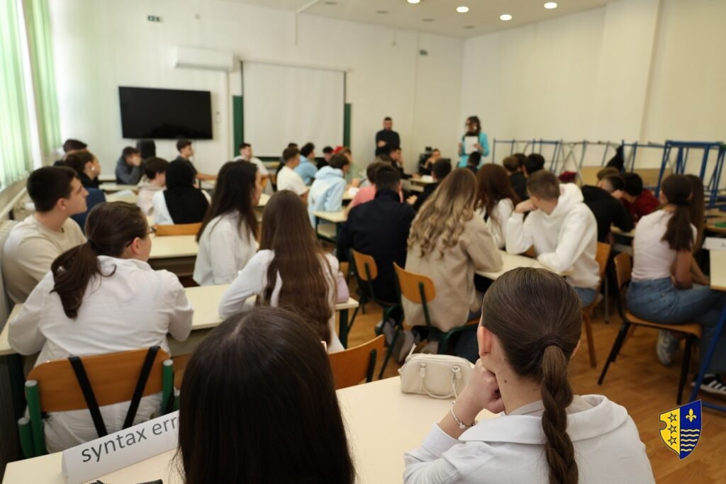 Старшеклассники в школьном кабинете перед началом IT Challenge в Горажде