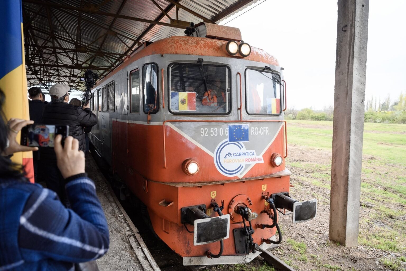Оранжевый локомотив RO-CFR с молдавским флагом прибывает на станцию Кантемир