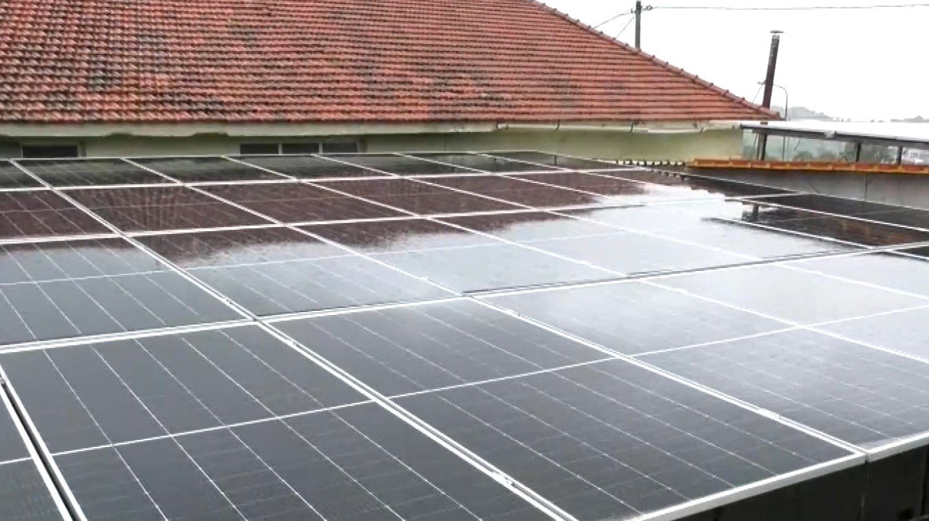 Солнечные панели на крыше частного дома в Греции