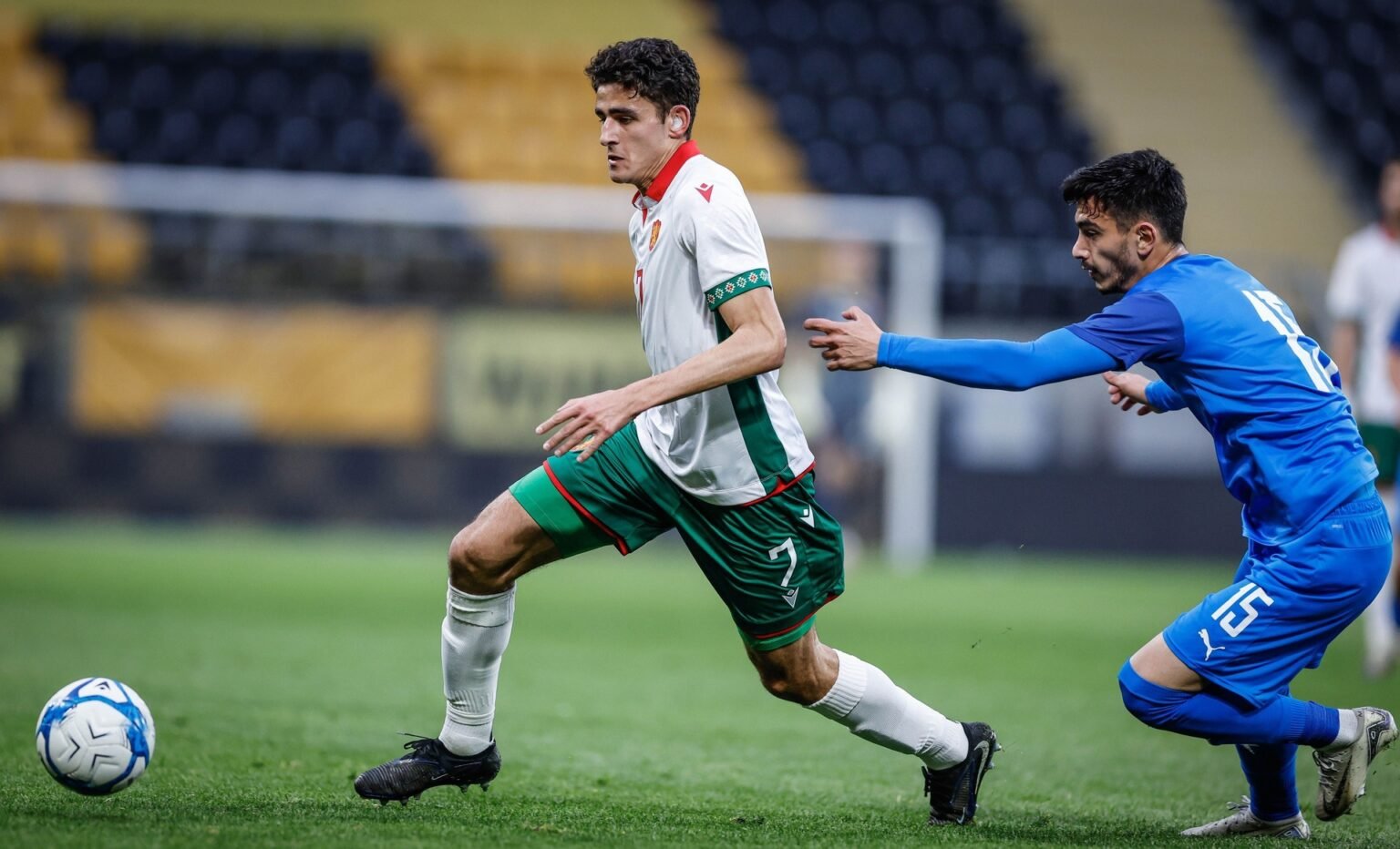 Болгарский полузащитник обыгрывает защитника сборной Азербайджана в квалификационном матче Евро U21 на стадионе «Христо Ботев» в Пловдиве