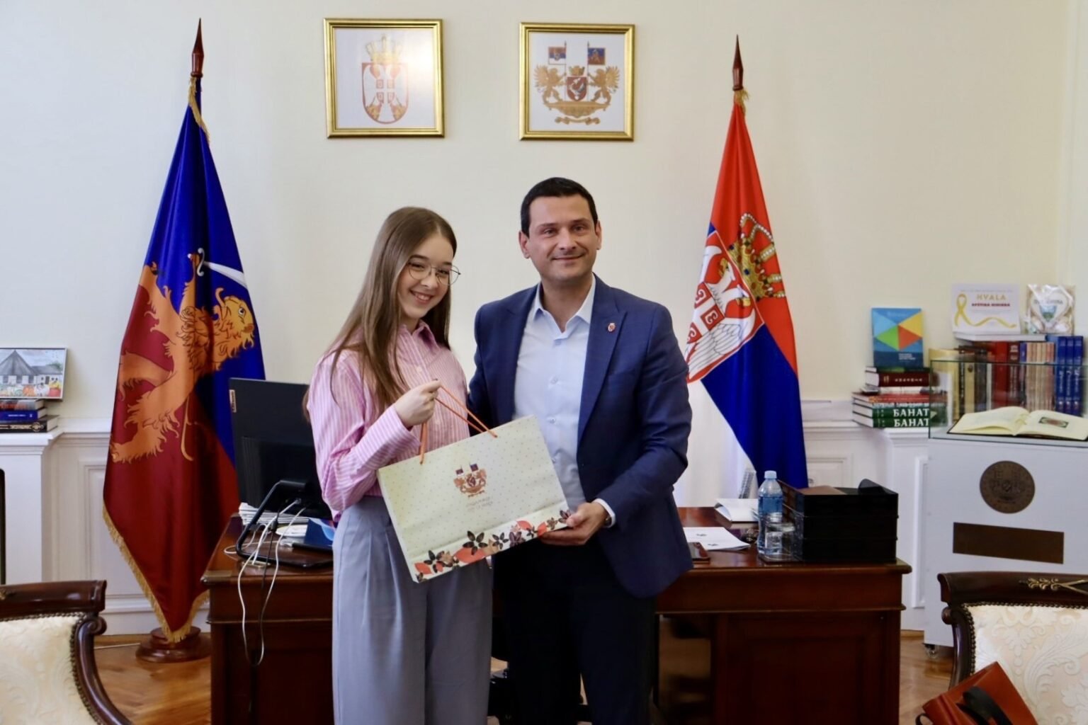 Хелена Груйич получает подарок от градоначальника Кикинды Младена Богдана в его кабинете