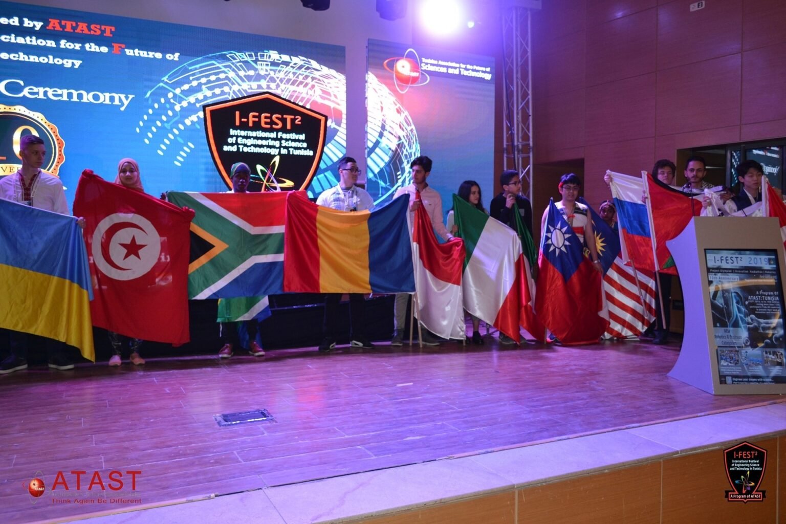 Церемония награждения на международном фестивале I-FEST² в Тунисе — участники с флагами своих стран на сцене