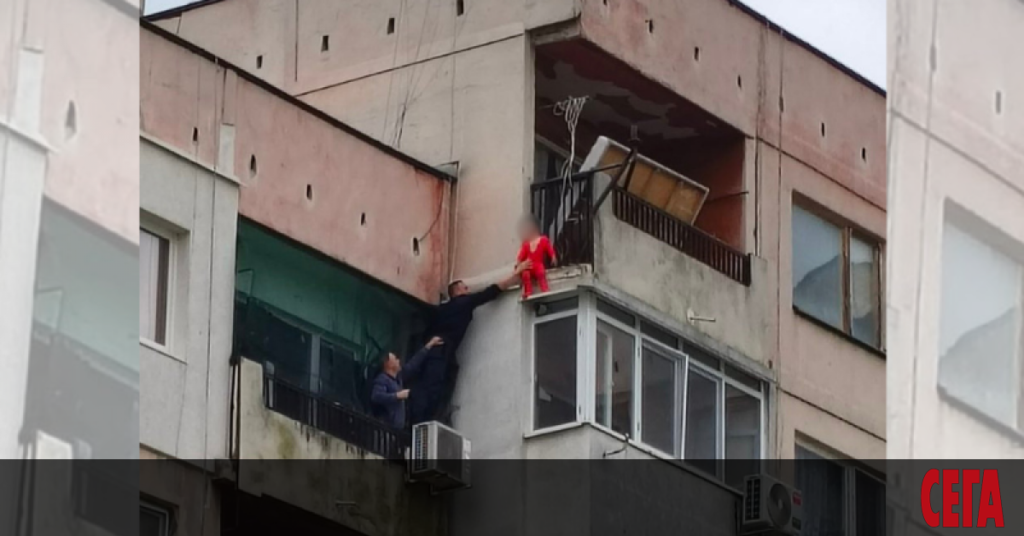 Жилой дом в ямболском комплексе «Златен рог» во время спасательной операции — полицейский поднимается по фасаду к ребёнку на балконе верхнего этажа