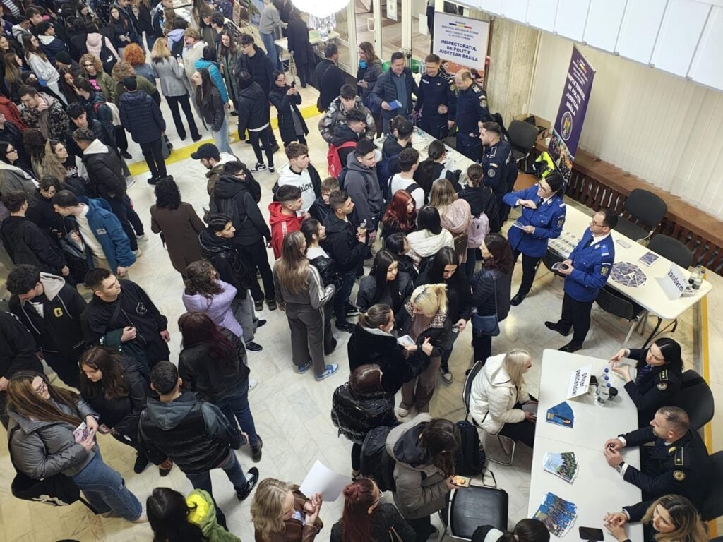 Участники мероприятия «Живая книга профессии» в зале Дома молодёжи Брэилы — школьники общаются с представителями различных профессий за столами консультаций