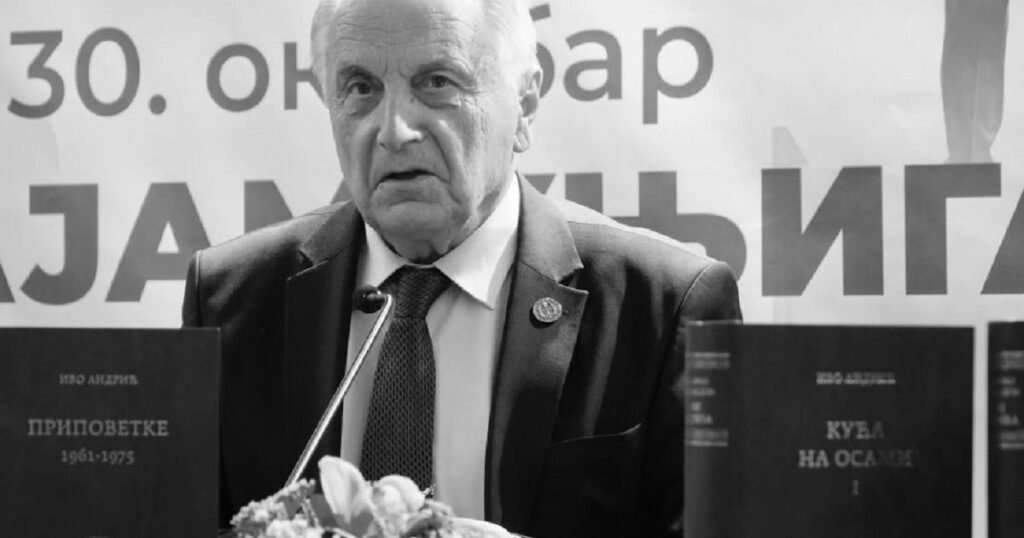 Академик Миро Вуксанович выступает на литературном вечере на фоне произведений Иво Андрича