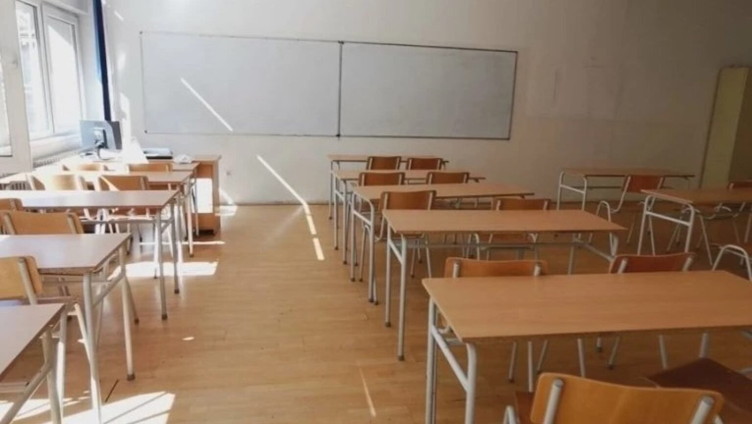 Сербия вводит пять новых профессий в школах — от солнечных панелей до виноделия Пустой школьный класс с партами и белыми досками в одной из сербских школ