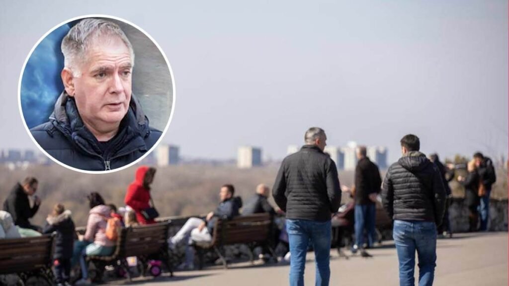 Метеоролог Иван Ристич на фоне белградской набережной, где горожане наслаждаются тёплой весенней погодой