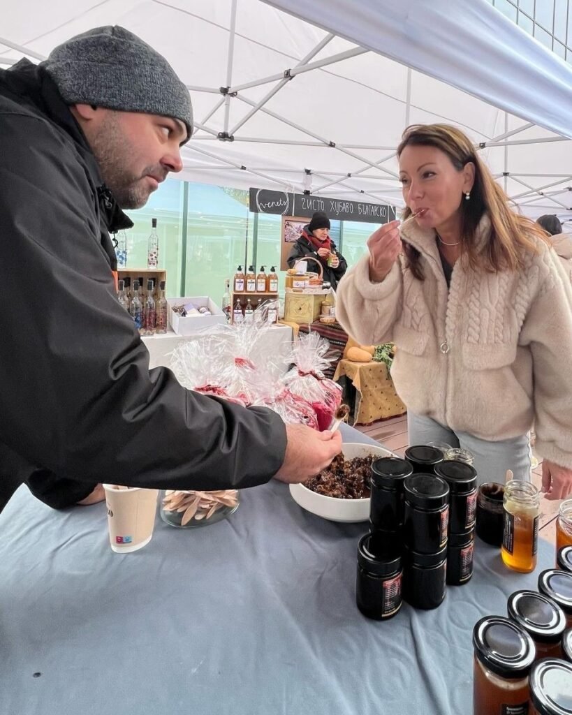 Ярмарка «Да хванеш гората» впервые приезжает в Пловдив Посетительница дегустирует продукцию на ярмарке «Да хванеш гората» под открытым небом