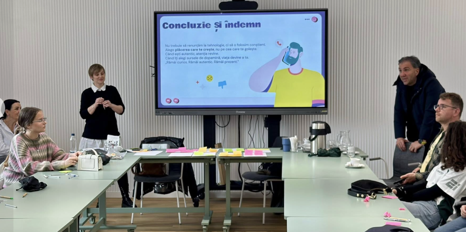 Ученики школы «Regina Maria» в Сибиу обсуждают влияние смартфонов на учёбу во время занятия программы «O comunitate pentru sănătatea mintală»