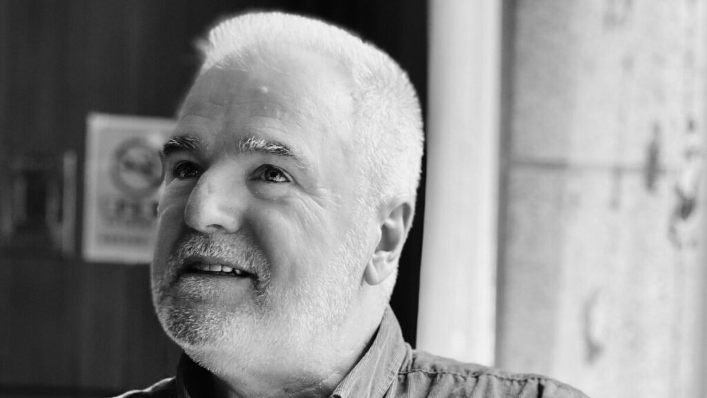 В Софии простились с легендарным музыкантом Кирилом Амповым Черно-белый портрет Кирила Ампова — одного из самых любимых болгарских музыкантов, певцов и авторов песен