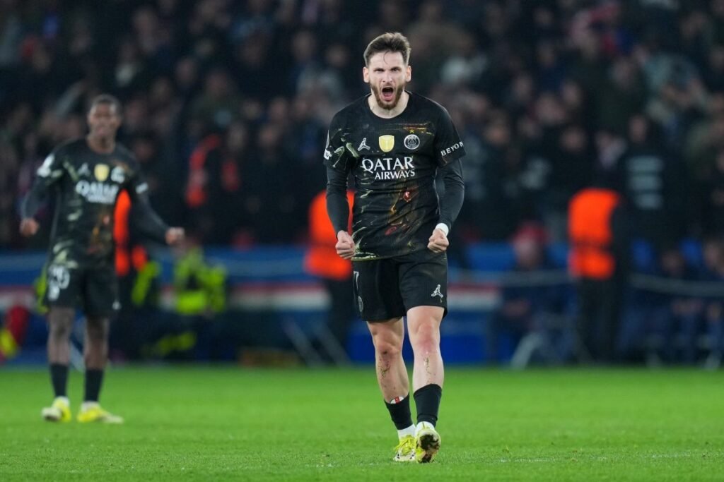 Хвича Кварацхелия празднует гол в форме ПСЖ. Капитан сборной Грузии отдал два голевых паса в матче против ЮАР