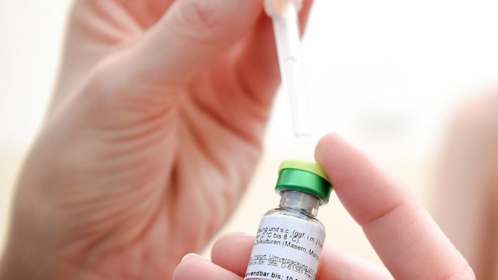 73 случая кори в Болгарии: вспышка охватила пять регионов Флакон вакцины против кори с набранным шприцем — вакцинация остаётся ключевой мерой профилактики заболевания