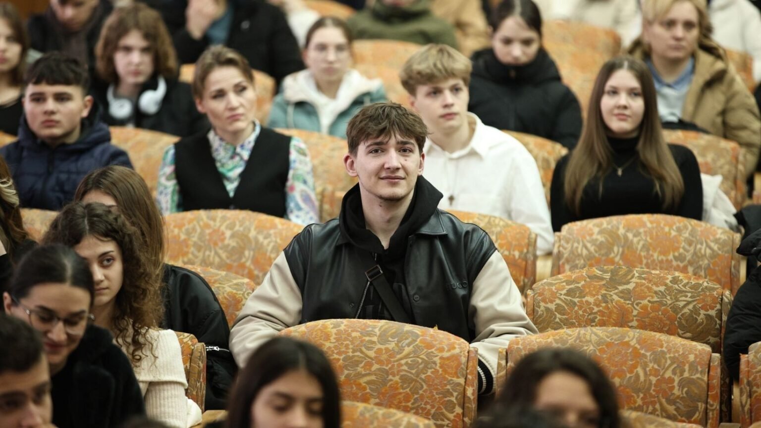 Олимпиада по языкам собрала 230 учеников в Кишинёве Участники Республиканской олимпиады по иностранным языкам в зрительном зале в Кишинёве