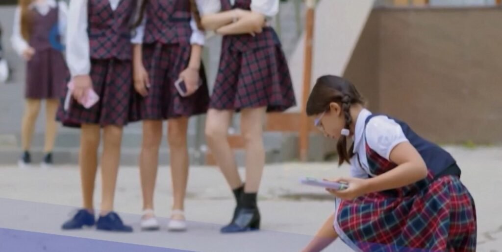 «Поколение Альфа»: первый молдавский сериал о буллинге в школах Школьница собирает упавшие тетради на школьном дворе, пока одноклассницы в форме стоят и наблюдают