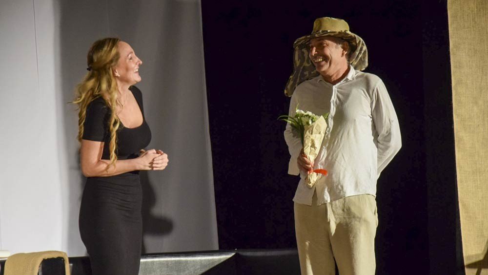 Данијела Танасковић и Александар Гајин на сцене Центра культуры в Заечаре во время спектакля «Нови-Сад VS Белград»