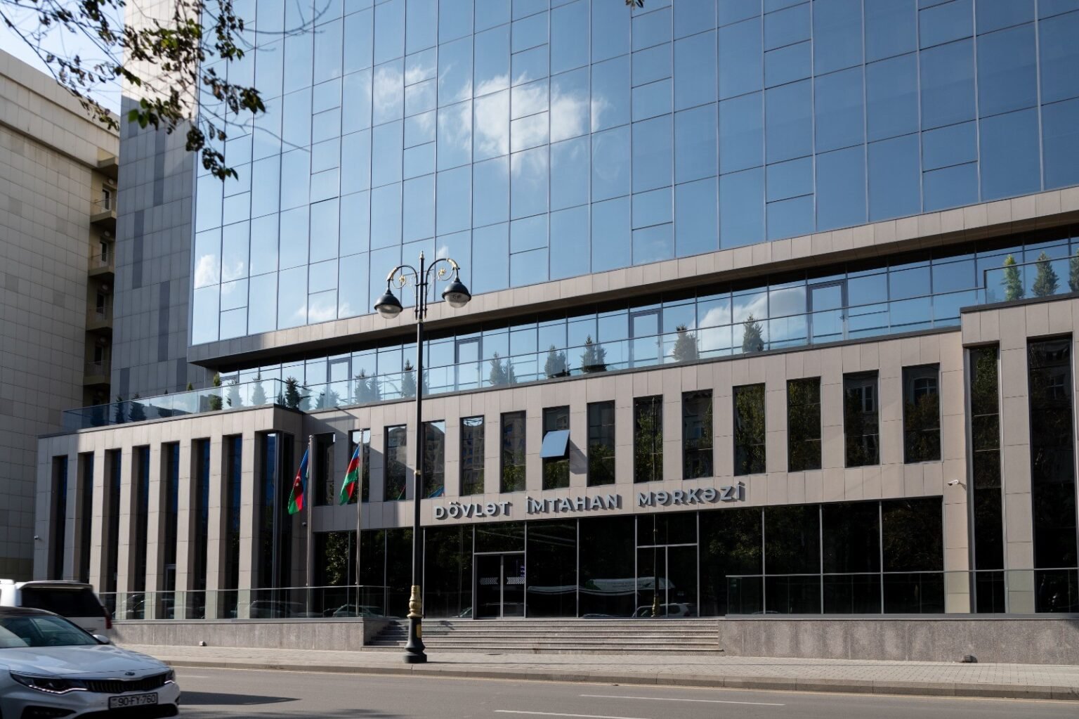 Почти 50 тысяч девятиклассников сдают экзамены в Азербайджане Здание Государственного экзаменационного центра (ГЭЦ) в Баку, где проводятся выпускные экзамены для девятиклассников