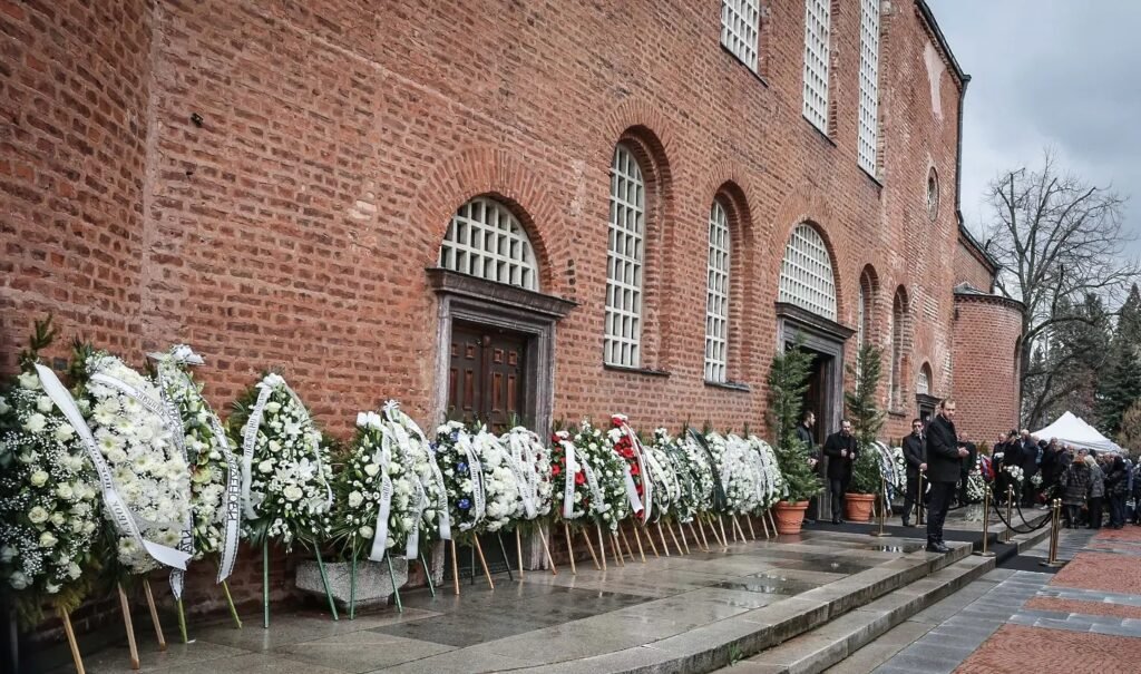 Панорамный вид на церковь Света Неделя в Софии, у стен которой выстроились десятки траурных венков в память о Борисе Михайлове