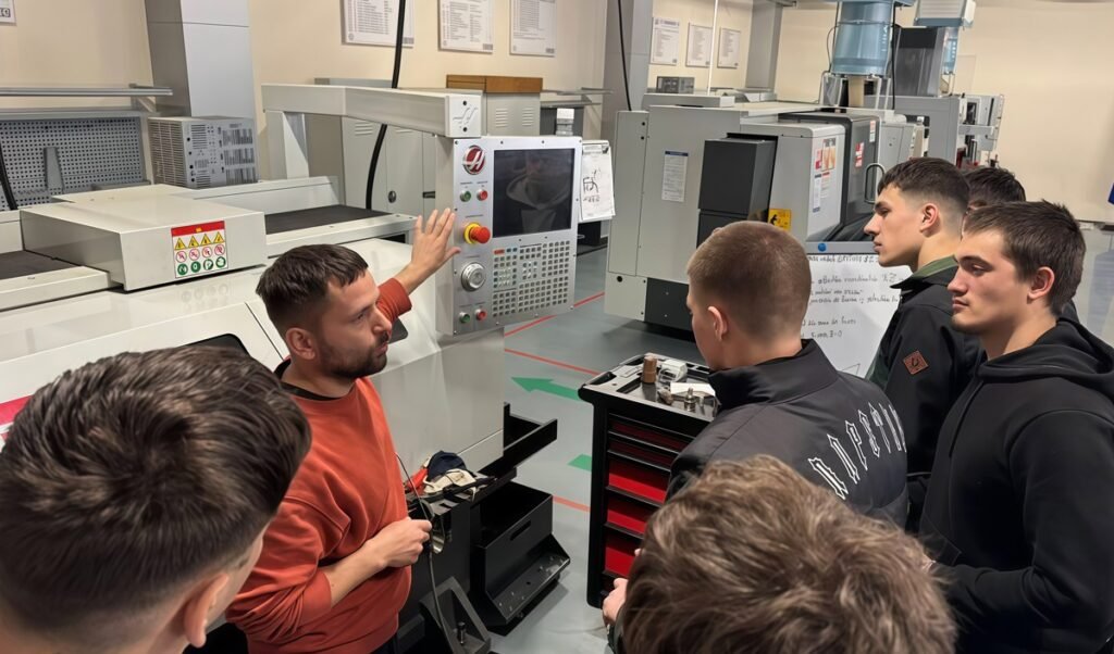 Инженерный колледж в Стрэшенах присоединят к кишинёвскому центру Преподаватель демонстрирует студентам работу станков с ЧПУ в учебной мастерской инженерного колледжа в Стрэшенах