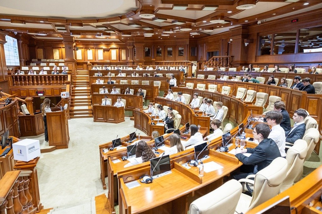 Школьники занимают места в зале заседаний парламента Молдовы во время законодательной симуляции «Закон для молодёжи»