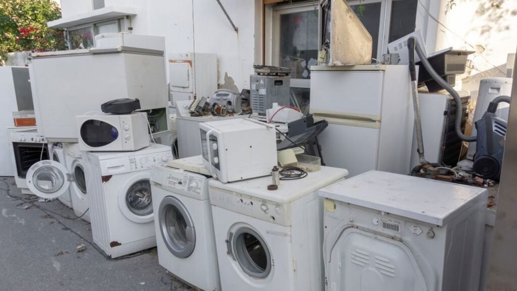500 семей в Молдове уже обменяли технику по программе EcoVoucher Старые стиральные машины, холодильники и микроволновки, сложенные у стены дома для утилизации — именно такую технику программа EcoVoucher помогает заменить на энергоэффективную