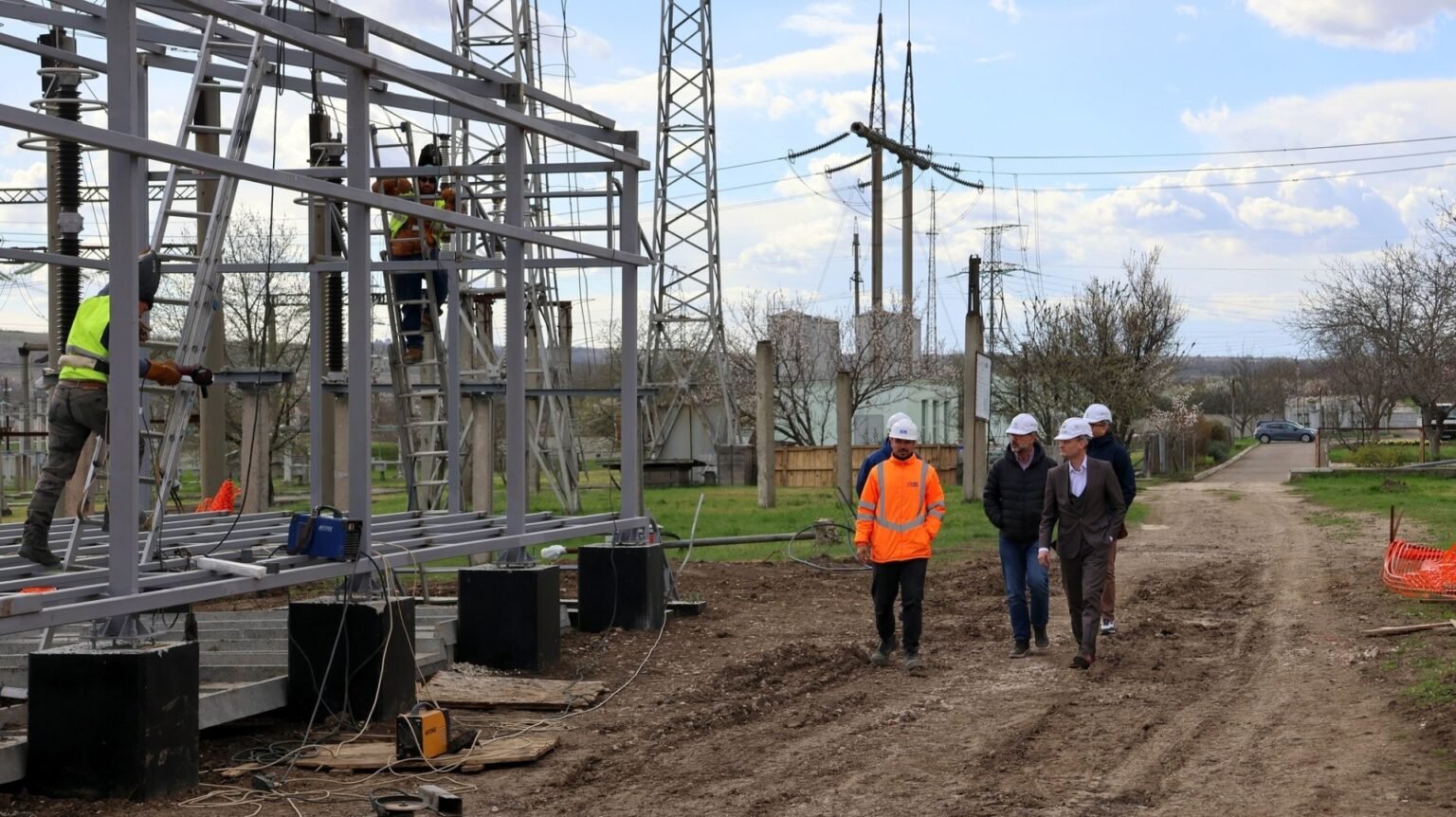 Электростанции в Молдове выходят на финишную прямую Рабочие и инженеры на строительной площадке электростанции Вулканешть — монтаж металлоконструкций и опор ЛЭП