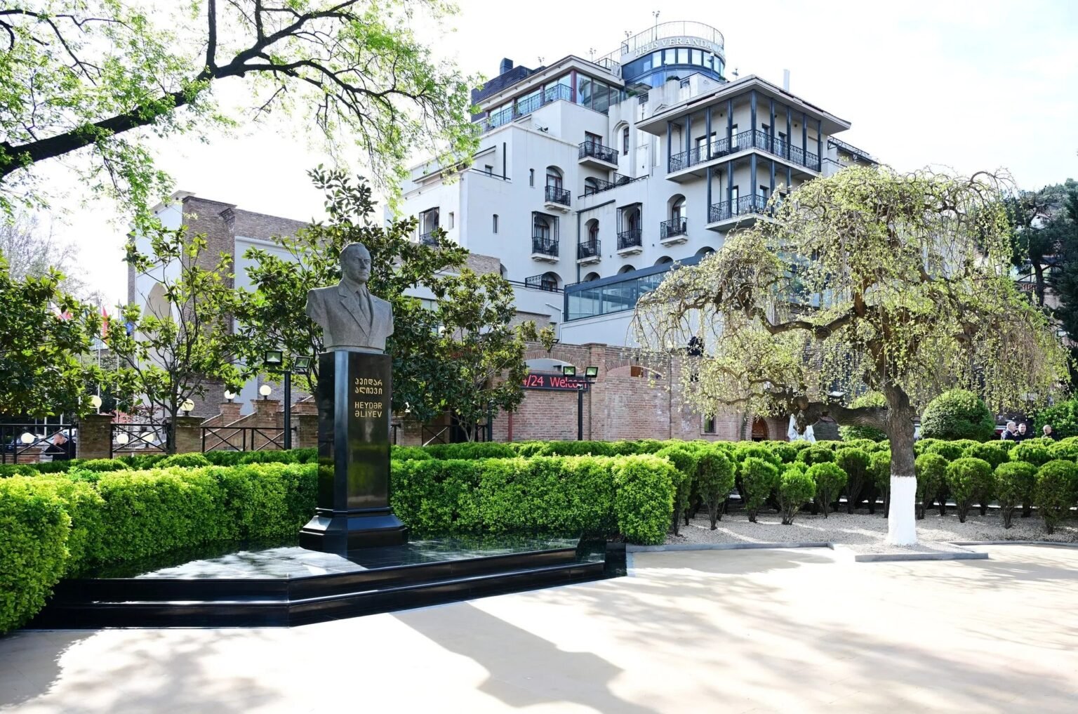 В Тбилиси изымут жильё для Центра имени Гейдара Алиева Бюст Гейдара Алиева в парке в тбилисском районе Абанотубани, где запланировано строительство нового культурного центра