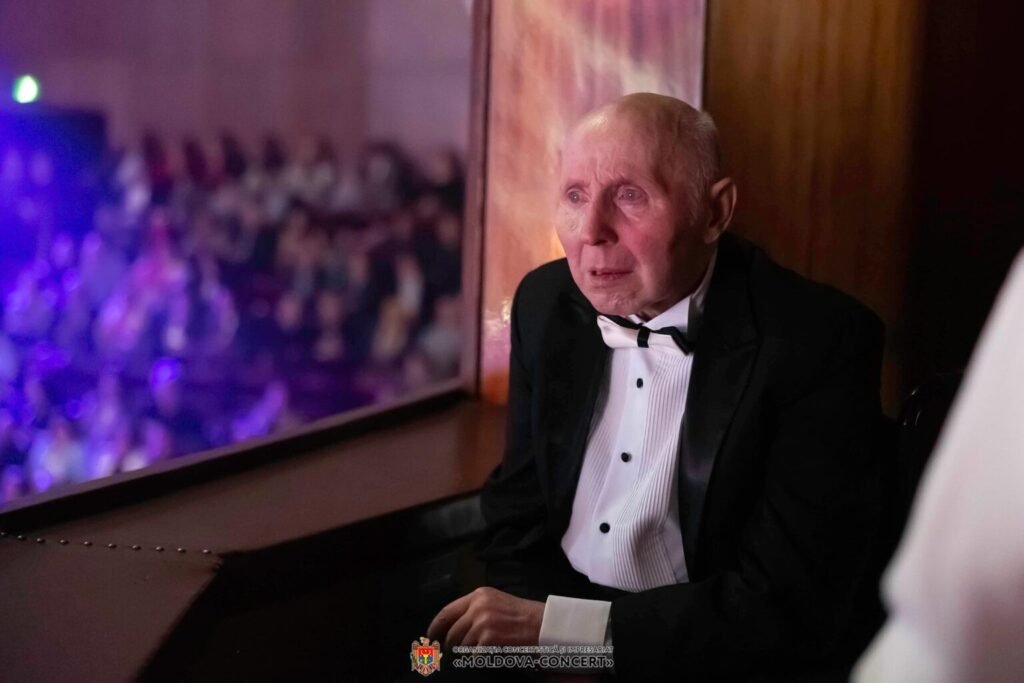 Георге Урски в критическом состоянии: семья просит о переводе за рубеж Георге Урски в смокинге за кулисами концертного зала в Кишинёве