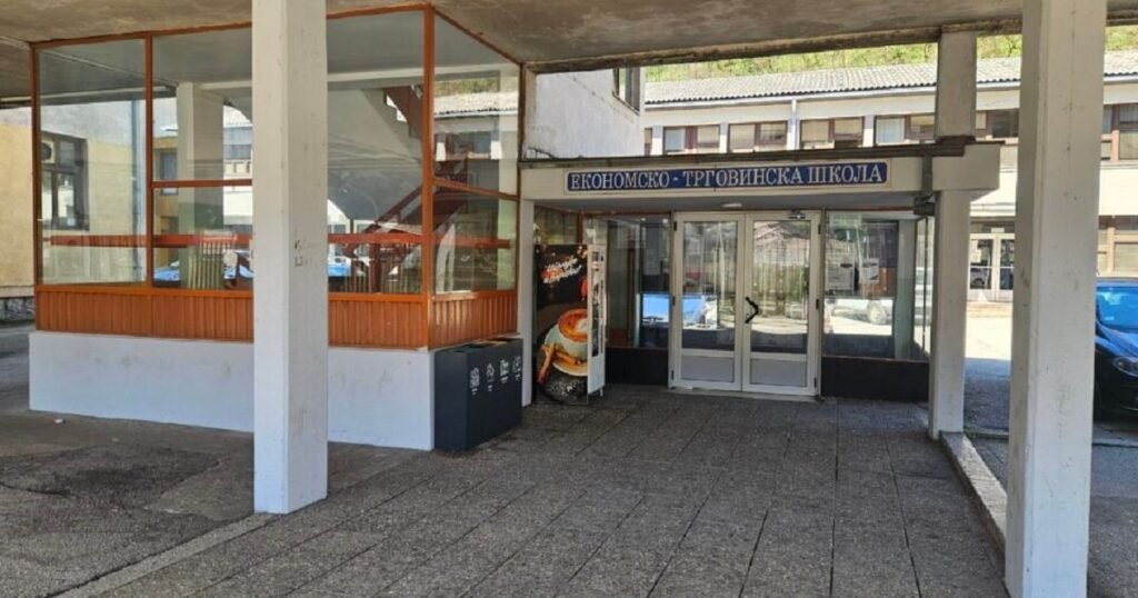 Школа в Приеполе вернёт направление «Туристический техник» Вход в здание Экономско-торговой школы в Приеполе, где с нового учебного года будет возвращено направление «Туристический техник»
