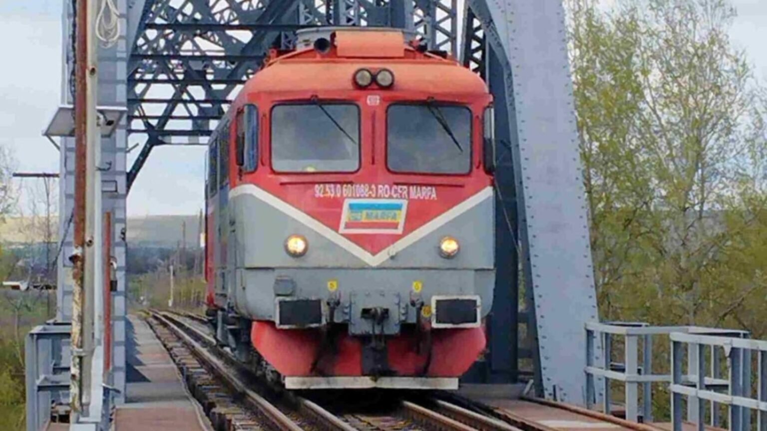 Первый румынский локомотив на евроколее пересёк Прут в Молдову Румынский локомотив CFR Marfa пересекает железнодорожный мост через реку Прут на участке Фэлчиу — Кантемир во время первого пробного рейса по стандартной европейской колее