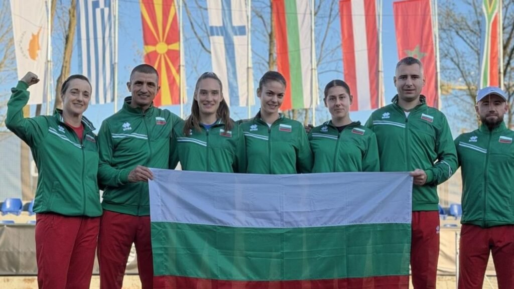 Сборная Болгарии по теннису с национальным флагом на турнире «Билли Джин Кинг Кап» в Баня-Луке