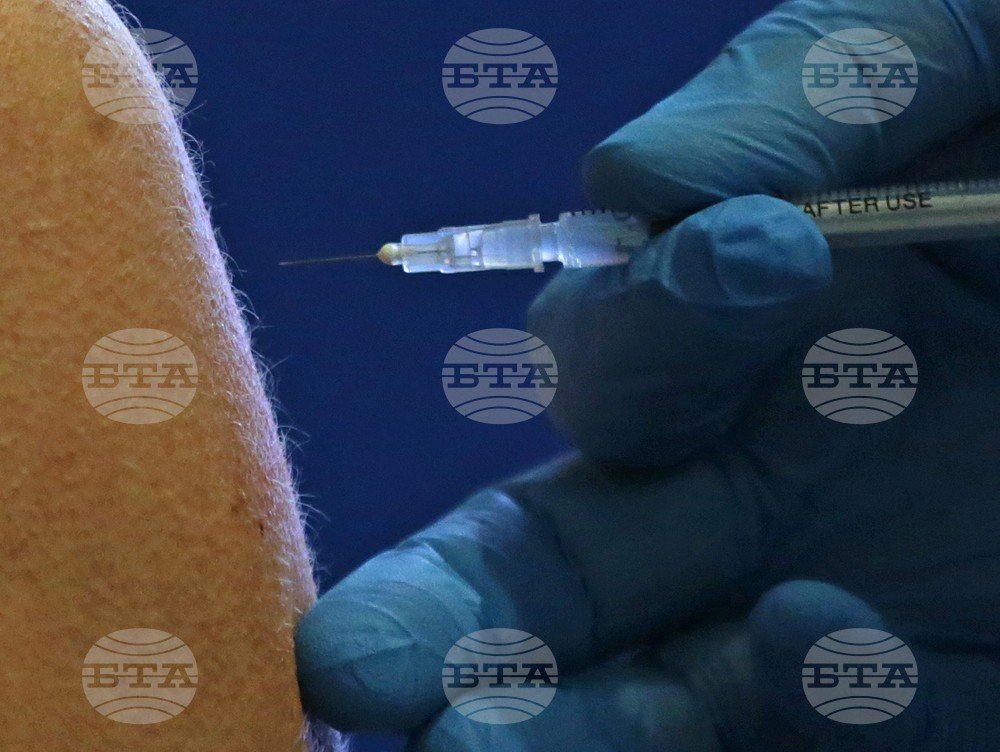 Медицинский работник в перчатках делает прививку пациенту — вакцинация является основным способом профилактики кори