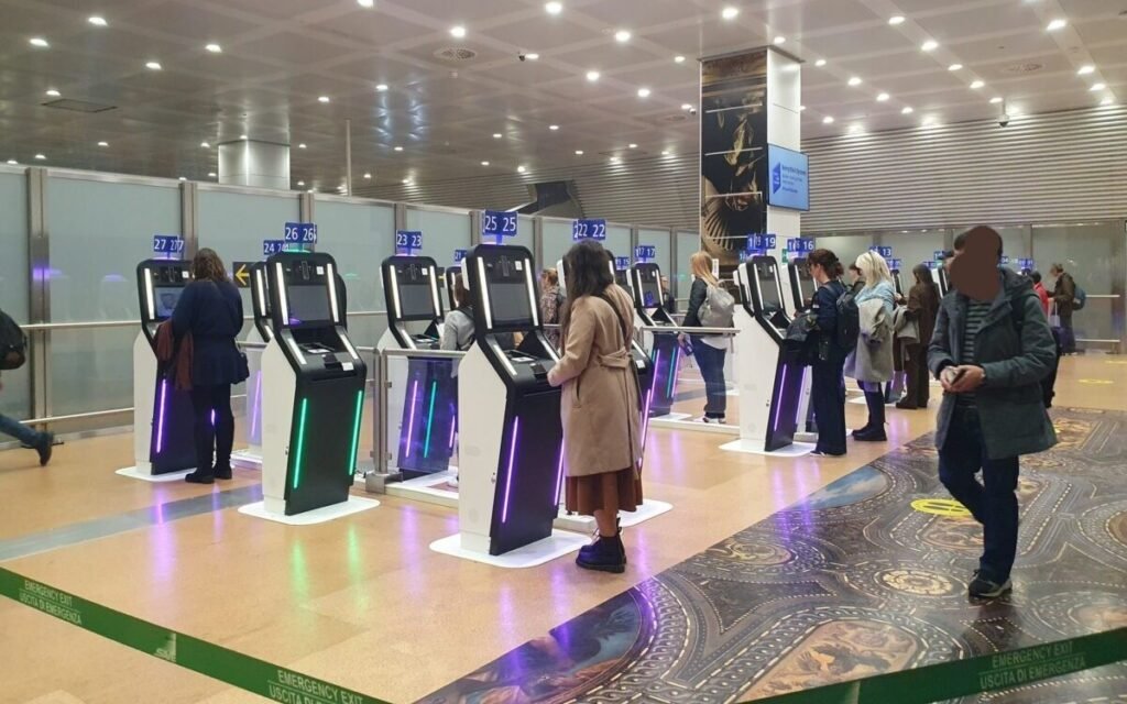 Отпечатки вместо штампов: EES заработала на границах ЕС Пассажиры проходят биометрическую регистрацию через терминалы самообслуживания системы EES в европейском аэропорту